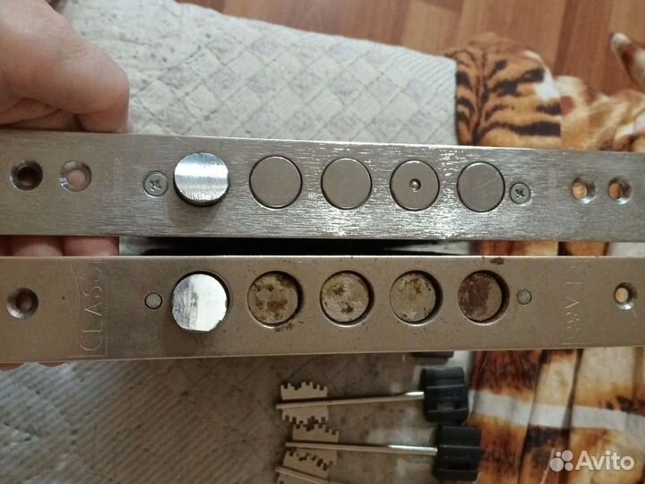 Замок дверной