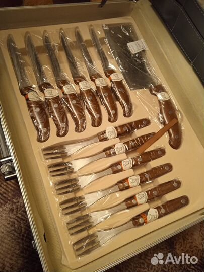 25 столовых предметов Monalisa в чемодане