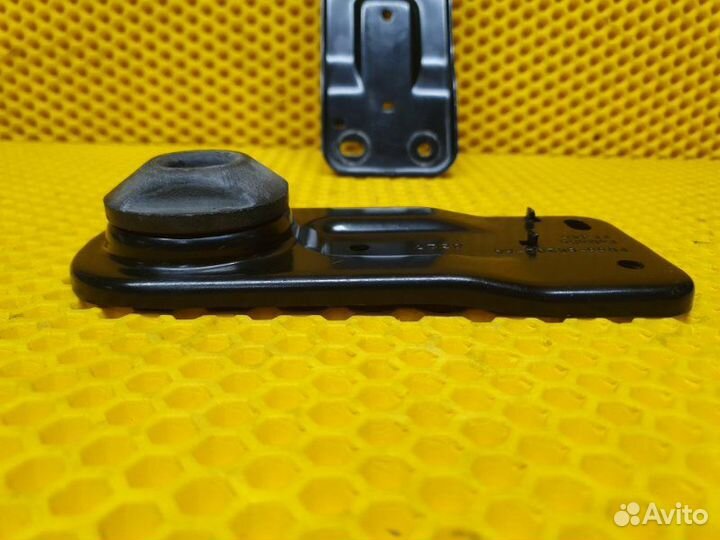 Кронштейн радиатора Ford Mustang VI N48H 2017