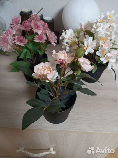 Искусственные цветы в горшках