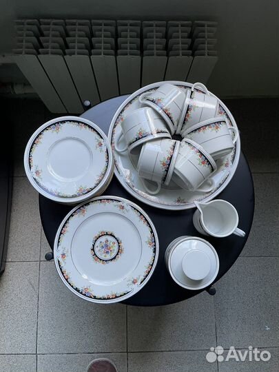 Предметы чайного сервиза с цветочным узором