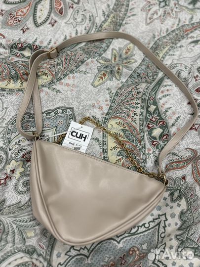 Бежевая сумка багет на плечо