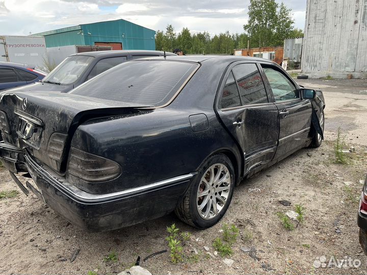 В Разборе Mercedes-Benz E240 1997г
