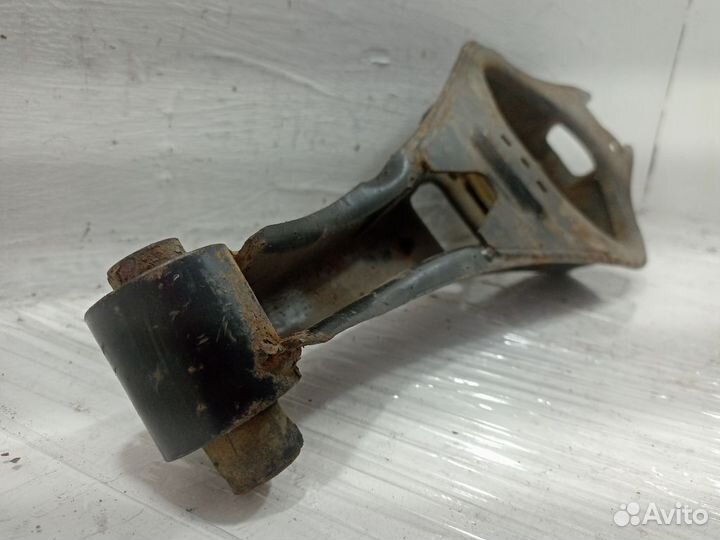 Рычаг задний нижний правый