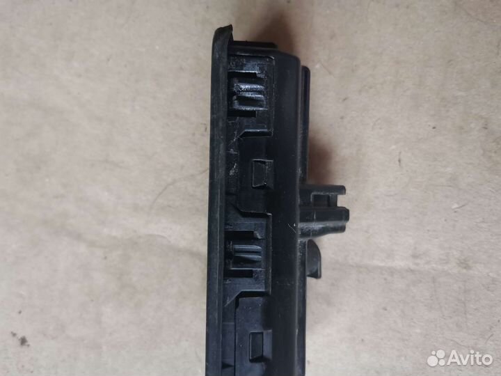 Продам кнопку крышки багажника skoda rapid