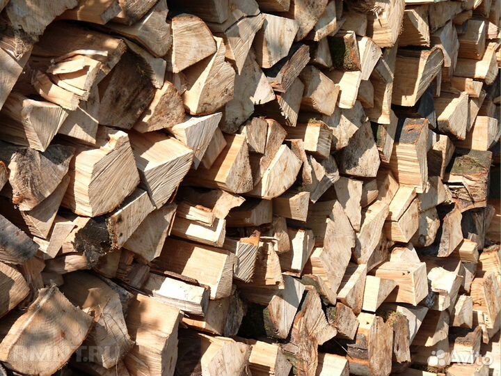 Колотые дрова чураки навалом