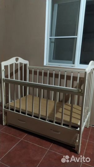 Детская кроватка с маятником