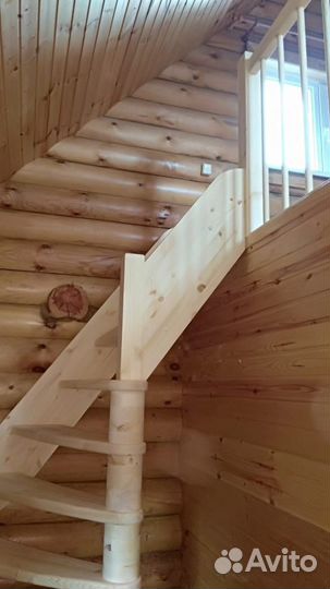Деревянная лестница в дом