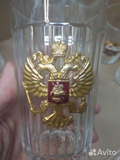 Коллекционные стаканы с металлической эмблемой
