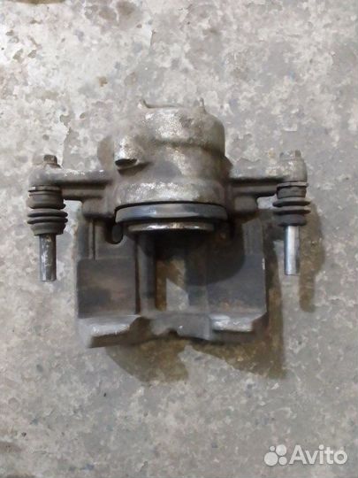 Тормозной суппорт передний Hyundai Solaris 2010