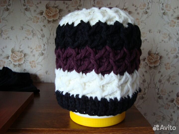 Две женские шапки