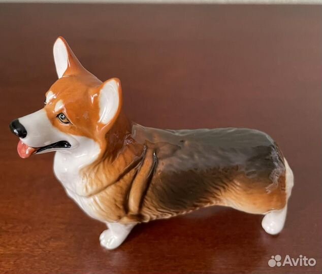 Фарфоровые статуэтки собаки породы вельш- корги