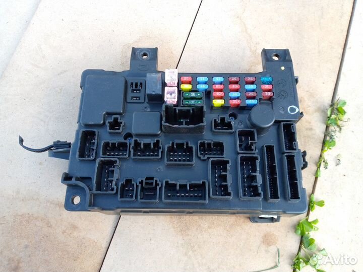 Салонный блок предохранителей Mitsubishi Outlander