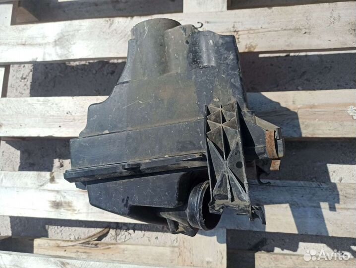 Корпус воздушного фильтра mazda 3 BK 2.0