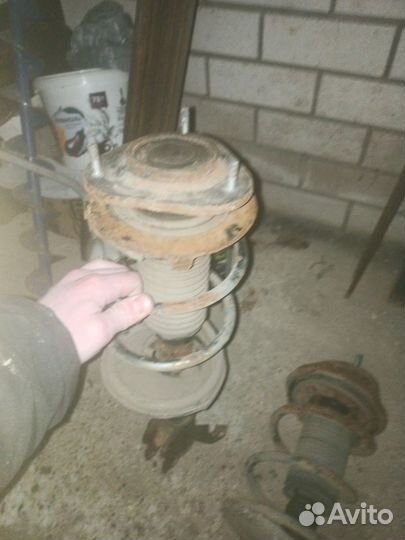 Передние стойки toyota Corolla ae110