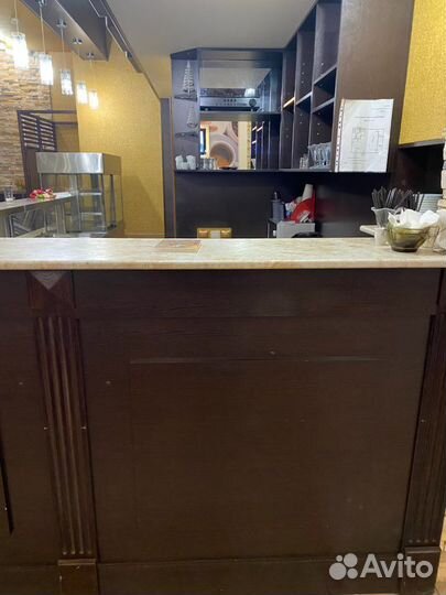 Витрина с полками