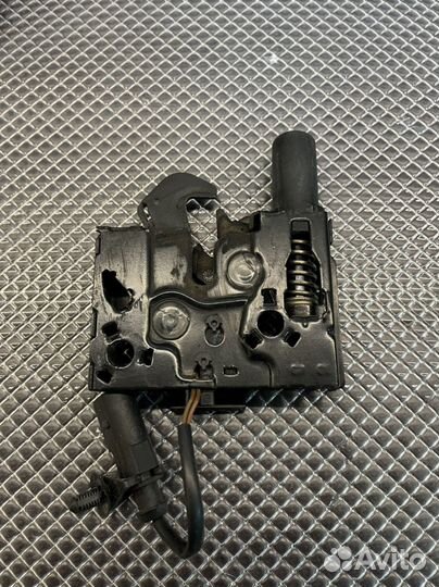 Замок капота vag