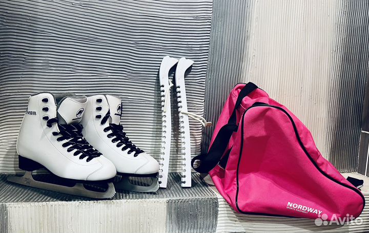 Коньки женские 37-36 в подарок Сумка и чехлы