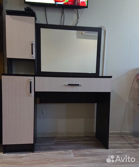 Туалетный столик с зеркалом