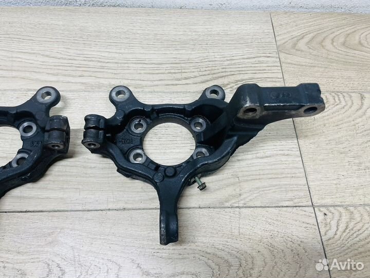 Кулак поворотный передний Nissan Juke F15