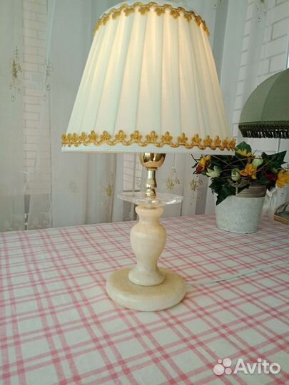 Настольная лампа