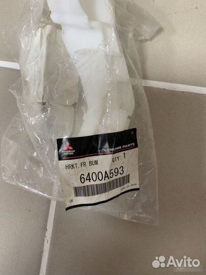 Кронштейн бампера передний Mitsubishi Montero 4