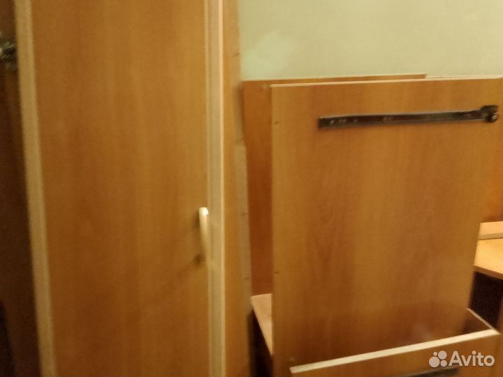 Компьютерный стол с шкафами и полками