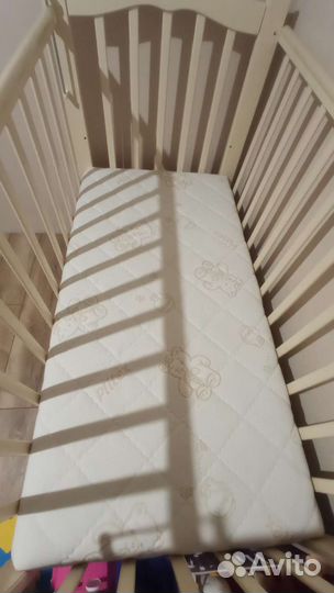 Детская кроватка с маятником и ящиком