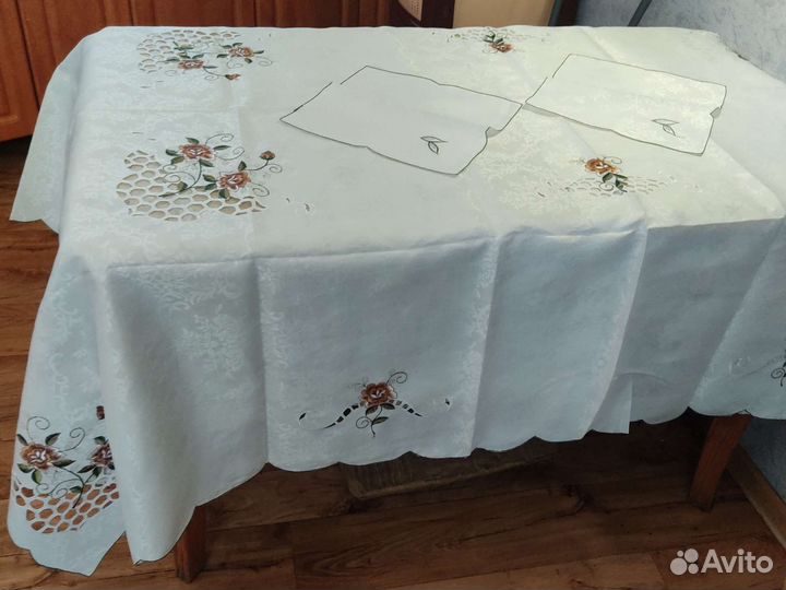 Скатерти плотный шёлк с вышивкой и с кружевами