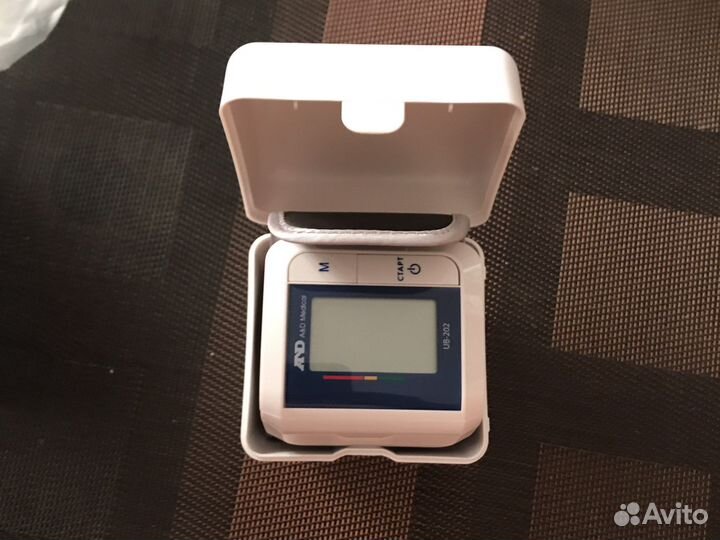 Автоматический тонометр на запястье
