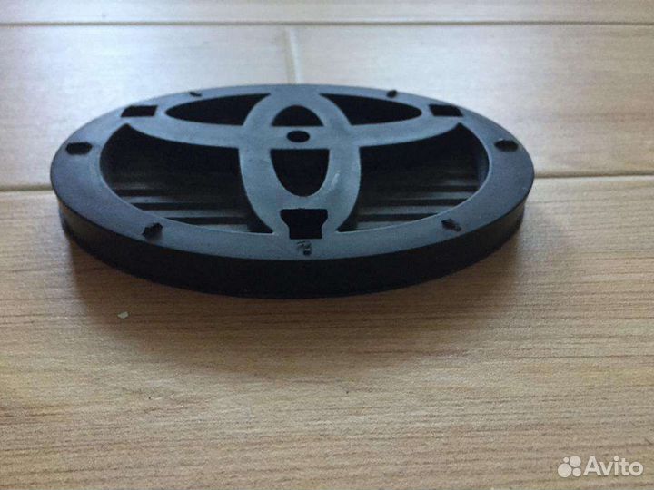 Эмблема / Значок Toyota Avensis