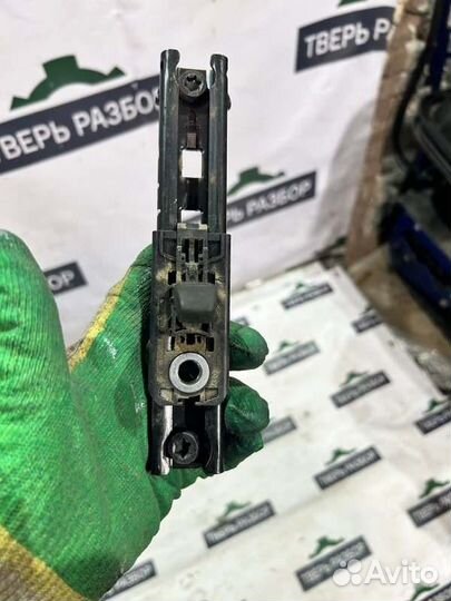 Механизм регулировки ремня безопасности - Ford