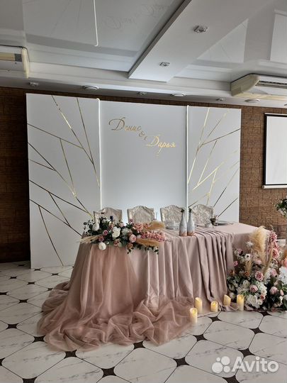 Арка с зеленью и цветами украшение свадьбы