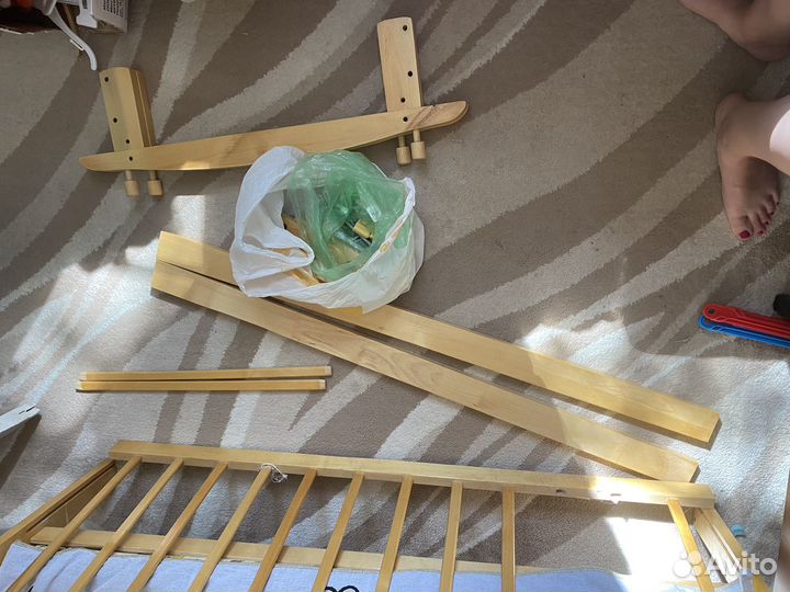 Детская кроватка с маятником