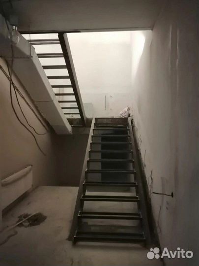 Лестница на второй этаж. Металлокаркас
