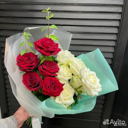 Букет из 11 высоких красных и белых роз