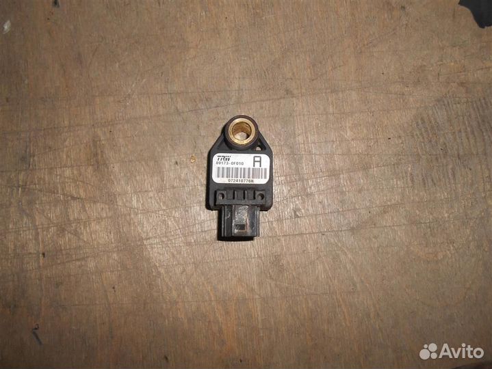 Датчик ускорения от Toyota Corolla Verso 2004