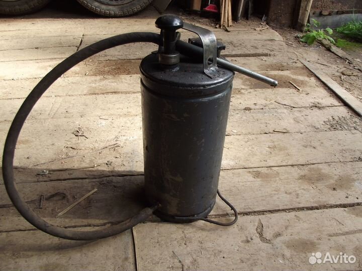 Маслонагнетательный бачек