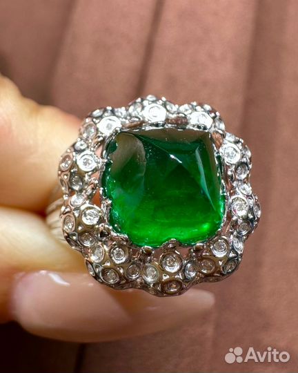 Золотое кольцо с изумрудом и бриллиантами