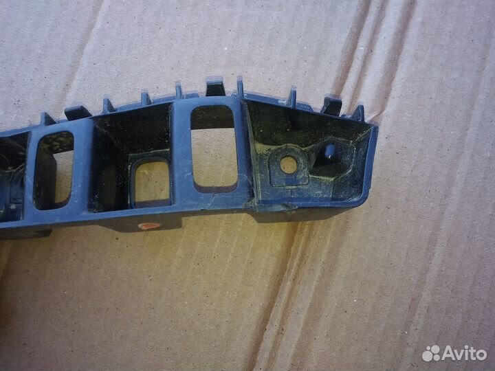 Кронштейн переднего бампера левый VW Touareg 2