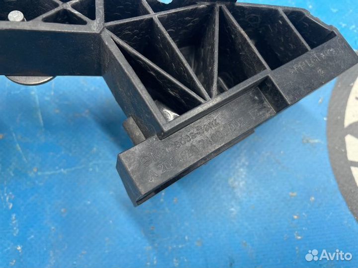 Крепление фары переднее левое Mercedes-Benz