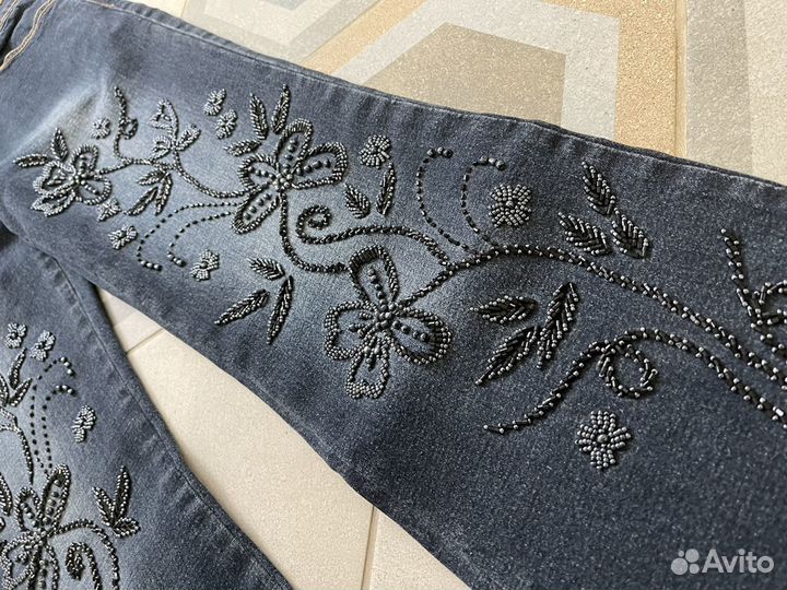 Джинсы клеш с вышивкой 44р