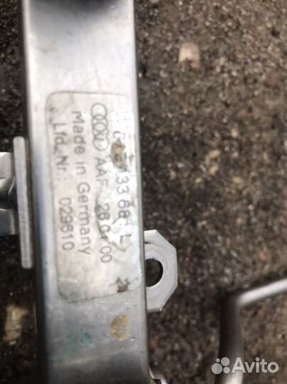 Топливная рампа с форсунками Audi A8 4.2 077133681