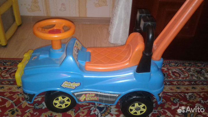Детская машинка каталка с ручкой