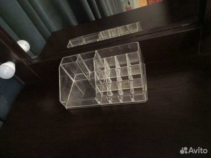 Туалетный столик с зеркалом