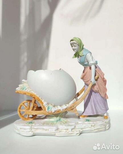Антикварная фарфоровая статуэтка Яйцо Пасха