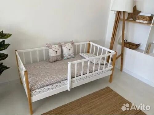 Кроватка с бортиком для малыша из натурального дер