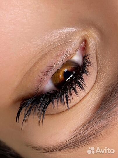 Модель на ресницы для контента