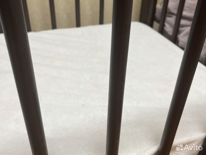 Детская кроватка с маятником