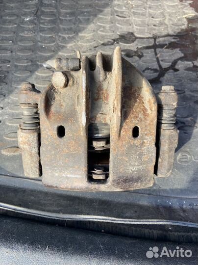 Суппорт передний mitsubishi Carisma